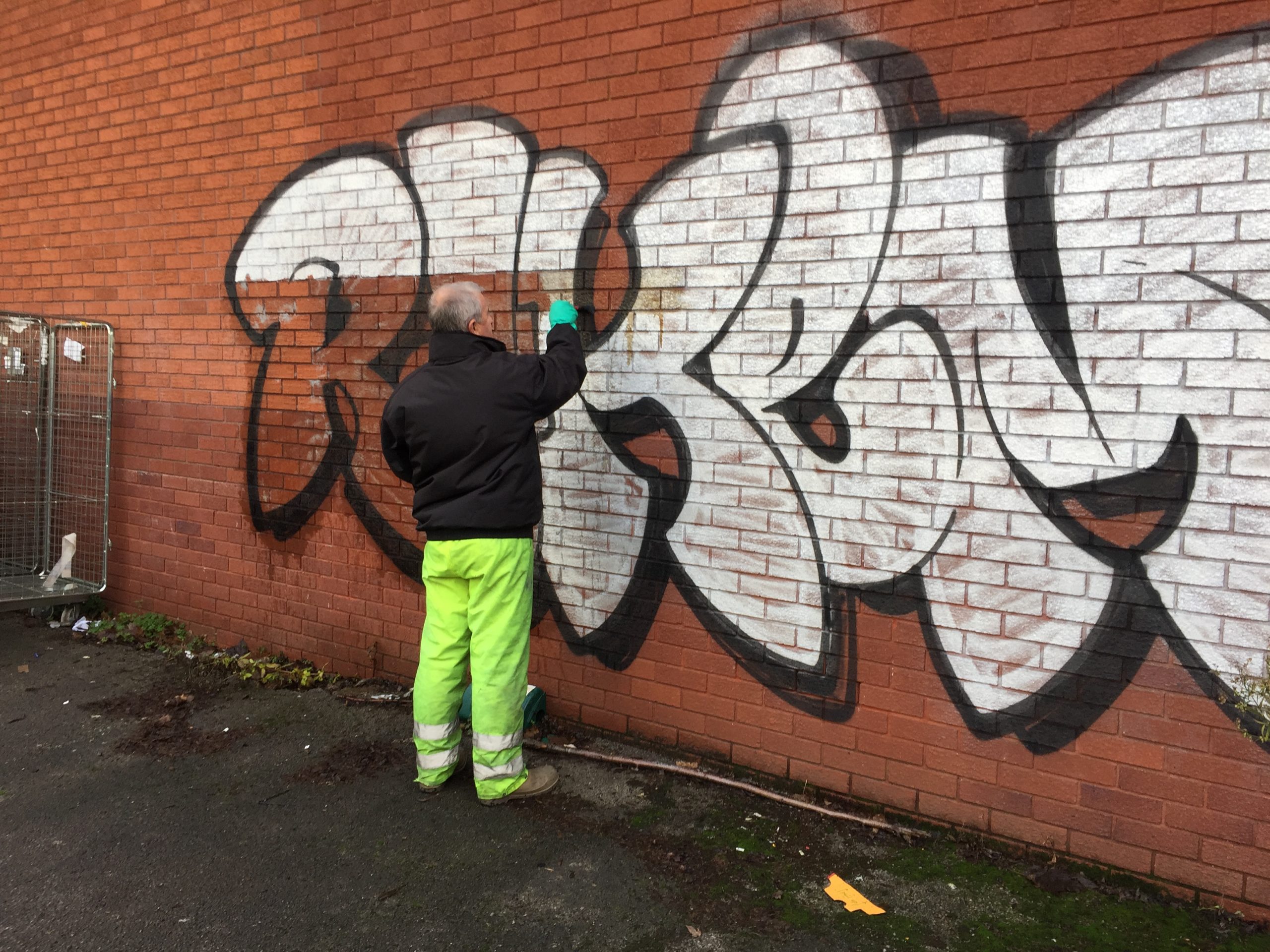 how to Clean graffiti from bricks